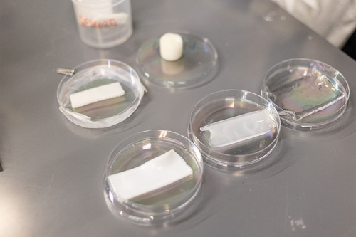 各种热响应聚合物干燥剂复合材料，可以通过分离除湿和散热过程并改进最耗能的步骤